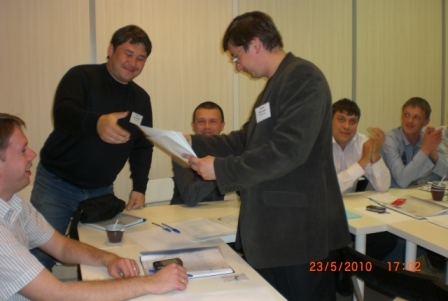 А.П. Кожемяко вручает сертификат